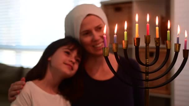 Mãe Filha Judia Feliz Olhando Para Uma Bela Menorah Candelabra — Vídeo de Stock