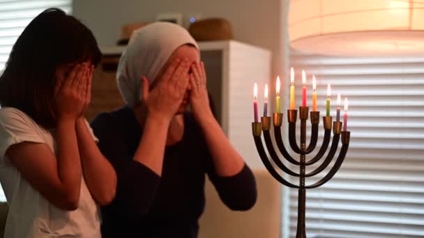 Mãe Judia Filha Bênção Oito Dia Hanukkah Feriado Judaico — Vídeo de Stock