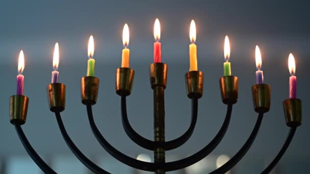光明节的最后一天 Menorah Candelabra点燃了八支蜡烛 — 图库视频影像