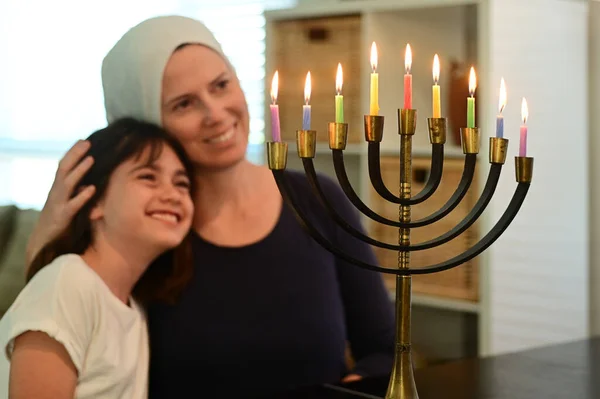 Två Lyckliga Mor Och Dotter Tittar Vacker Menorah Kandelabra Glöder — Stockfoto