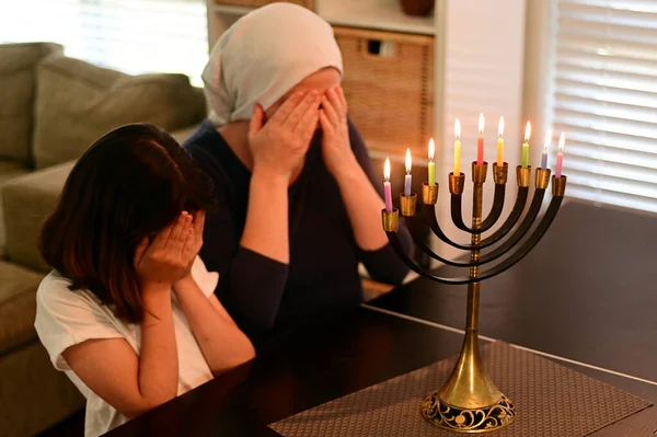ユダヤ人の母と娘は ハヌカユダヤ人の休日の8日目に祝福 — ストック写真