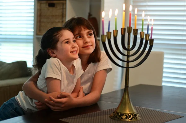 Twee Gelukkige Joodse Zusters Kijken Naar Een Prachtige Menorah Kandelaar — Stockfoto