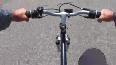 POV (kişisel perspektif) bisiklete binen aşırı hızlı kişi