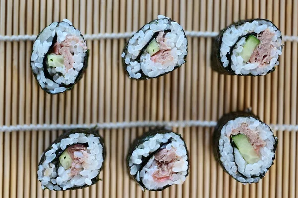Plochý Pohled Skupinu Čerstvě Srolovaných Sushi Bambusové Sushi Podložce — Stock fotografie