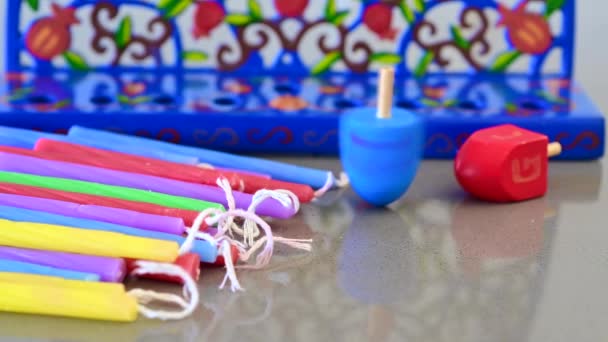 Hanukkah Menorah Candelabra Dreidels Spinning Top Coloridas Velas Fundo Férias — Vídeo de Stock