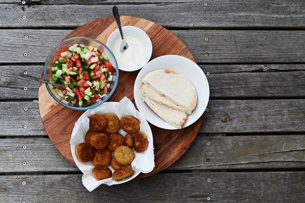 Vue Imprenable Sur Salade Traditionnelle Israélienne Servie Avec Falafel Pain — Photo