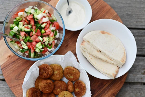Salade Traditionnelle Israélienne Servie Avec Falafel Pain Pita Tahini Servie — Photo
