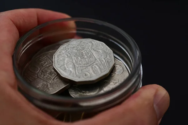 Rentner Mit Einem Glas Voll Australischer Währungsmünzen Die Für Einen — Stockfoto