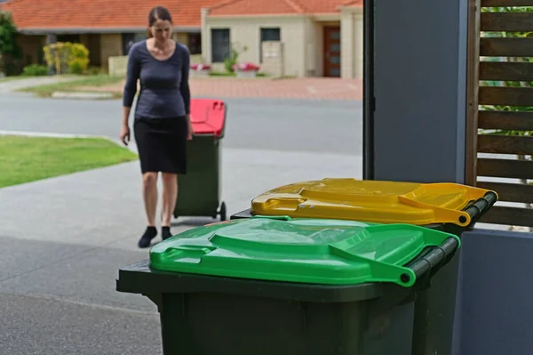 Erwachsene Frau Sammelt Mülltag Mülltonnen Straßenrand Ein — Stockfoto