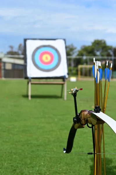 Moderne Boog Pijlen Doelwit Achtergrond Boogschieten Kunst Sport Praktijk Vaardigheid — Stockfoto