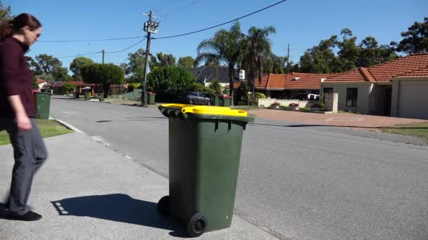 Erwachsene Frau Bringt Mülleimer Mülltag Auf Die Straße — Stockvideo
