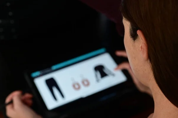 Omzunun Üzerinden Genç Yetişkin Bir Kadının Tablet Kullanarak Internetten Kıyafet — Stok fotoğraf