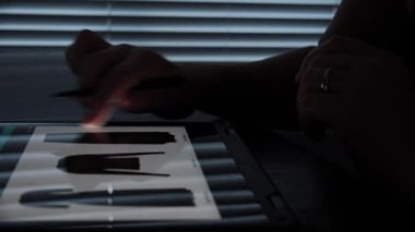 Kadın parmakları tablet kullanarak dokunmatik ekranda geziniyor