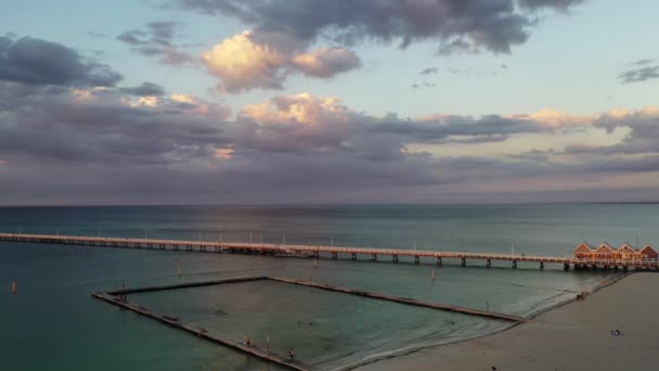 西オーストラリア州のブッセルトン市のブッセルトン桟橋の空中風景 — ストック動画