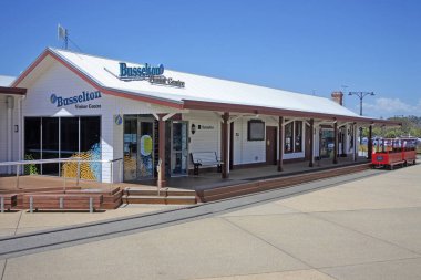 BUSSELTON, WA - 12 DEC 2020 Busselton Bilgi Merkezi. Busselton Avustralya 'daki en popüler aile seyahatlerinden biridir.