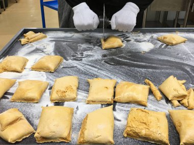 Şekerlemecide bal peteği yapma işlemi.