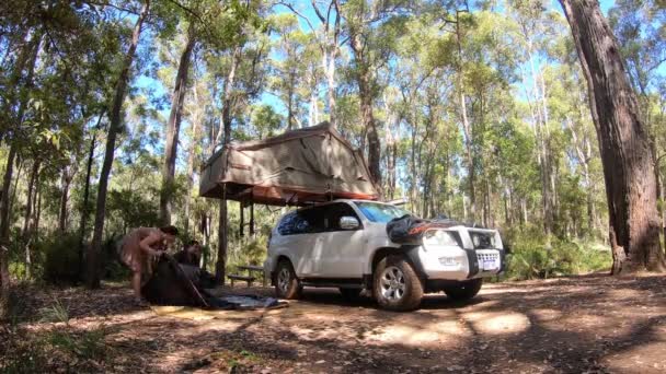 Tijdsverloop Van Australisch Echtpaar Dat Een Tent Het Dak Van — Stockvideo