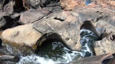 Batı Avustralya 'nın Perth Hills bölgesindeki Lane Poole' da çağlayan sular.