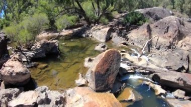 Lane Poole Perth Hills Batı Avustralya 'daki Cascade manzarası