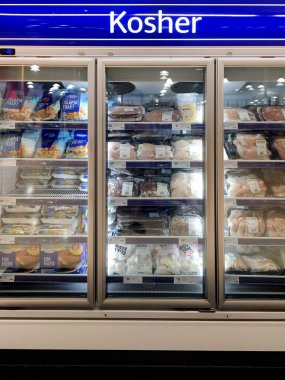 PERTH, WA - HAZİRAN 05 2021: Buzdolabında Kosher gıdaları. Kosher gıdaları, öncelikli olarak Leviticus ve Deuteronomy 'den türetilen, Yahudi diyet yasalarına (kashrut yasalarına) uyan gıdalar..