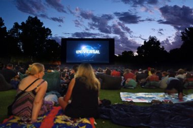 PERTH, WA - 19 Ocak 2021: Avustralya halkı açık hava sinemasında film seyrediyor. Açık hava sinemaları ilk kez 1916 'da Berlin, Almanya' da başladı. Çoğu gösterim, hayır kurumları için para toplayarak ücretsizdir.
