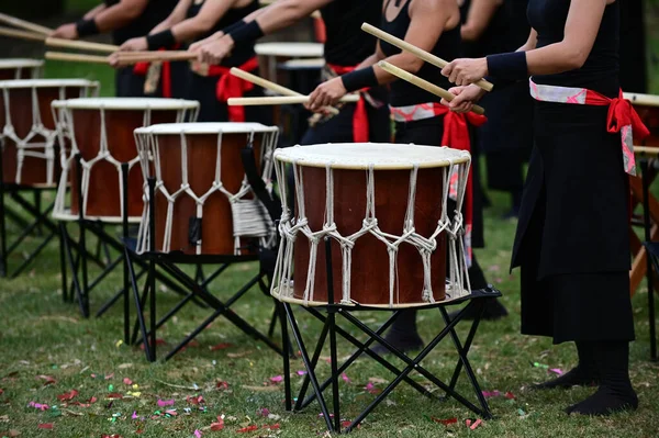 Group Taiko Drummers Drumming Japanese Drums Together — Stock Photo, Image