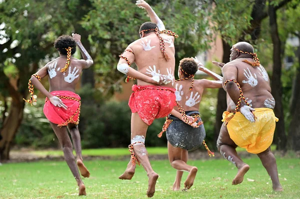 Perth Jan 2021 オーストラリアの日のお祝いの間に伝統舞踊を踊るアボリジニのオーストラリア人のグループオーストラリア国勢調査では オーストラリアの人口の3 を占める先住民のオーストラリア人 — ストック写真