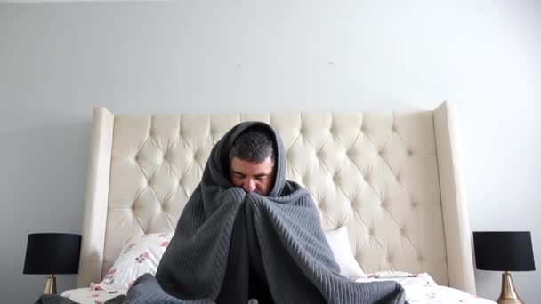 害怕的成年人 50岁 裹着毛毯坐在卧室的床上 精神病的概念 真实的人 复制空间 — 图库视频影像