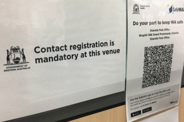 PERTH, WA - 21 Şubat 2021: SafeWA 'nın QR kodu müşterilerden, mağazadan, hükümetten ve kamu binalarından bilgi toplayan bir COVIDSafe uygulaması işareti.