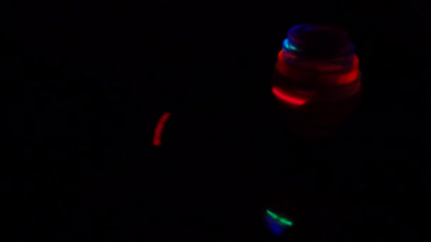 Luz Brilhante Colorido Girando Brilhando Sobre Fundo Preto Festa Visual — Vídeo de Stock