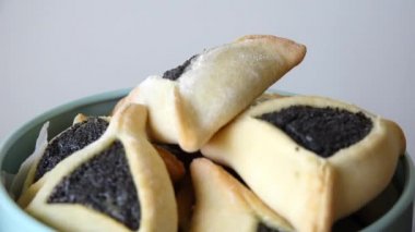 Purim Yahudi bayramında kavanozda taze Hamantash kurabiyeleri. 