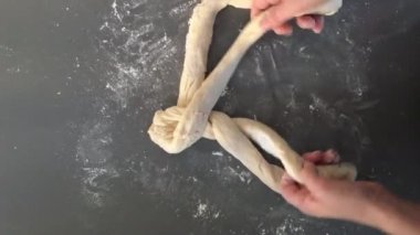 Yahudi kadın, Şabat Yahudi bayramı yemeği için mutfak tezgahında Challah 'ın tatlı ekmeğini servis ediyor.. 