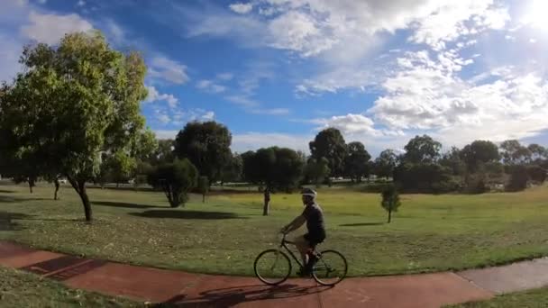 자전거를 출퇴근하는 이동으로 공원의 자전거를 것이다 Concept Real Peop Copy — 비디오