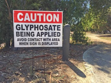 Cation Glyphosate uygulanıyor. Şehir parkında açık hava tabelası. İnsan yok. Boşluğu kopyala