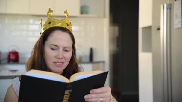 Τεμπέλικη Ενήλικη Γυναίκα Ετών Που Συμπεριφέρεται Σαν Βασίλισσα Διαβάζοντας Ένα — Αρχείο Βίντεο