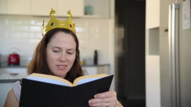 Mujer Adulta Perezosa Años Comportándose Como Una Reina Leyendo Libro — Vídeo de stock