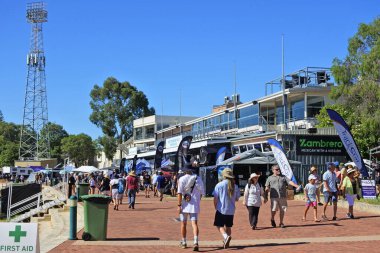 Claremont Showground 'da ziyaretçilerimiz var. 21 Mayıs 2021. Sergide bilgilendirme amaçlı sergiler, tarım yarışmaları ve hayvan gösterileri, bir fuar alanı ve geziler ve sergi çantaları yer alıyor..