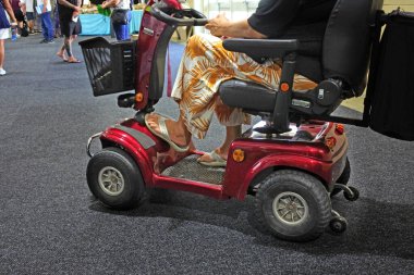 PERTH, WA - 21 MAR 2021: son sınıf engelli motosikleti açık havada. Şu anda sağlık sigortası kendi evindeki sandalyeyi kullanmaya ihtiyacı olmayanlar için tekerlekli sandalyeyi onaylamıyor.