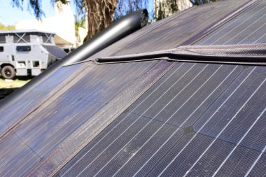 Dışarıdaki kamp alanında seyyar güneş paneli var. İnsan yok. Boşluğu kopyala