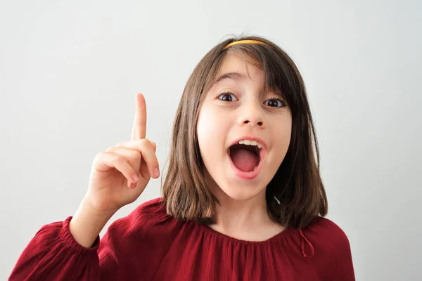 Chica Joven Feliz Años Encontrar Una Solución Mirando Cámara Gente —  Fotos de Stock