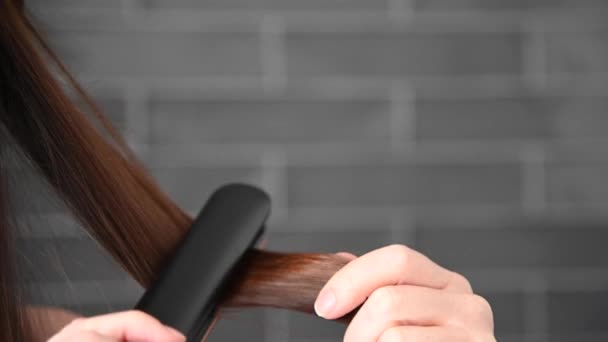 Saç Düzleştirici Kullanan Tanınmayan Yetişkin Bir Kadın Yakın Görüş — Stok video