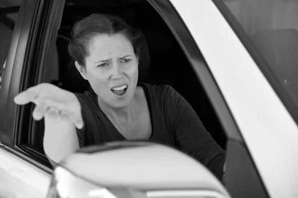 Boos Volwassen Vrouw Vrouwelijke Leeftijd Bestuurder Een Auto Schreeuwen Tegen — Stockfoto