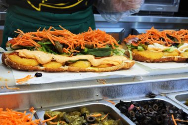 PERTH, WA - 20 APR 2021: Metro restoran işçisi metroyu hazırlıyor. 100 'den fazla ülkede dünyanın en hızlı büyüyen şubelerinden biri..