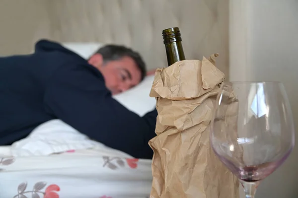 Elpazarolt Részeg Felnőtt Férfi Férfi Éves Mélyen Alszik Ágyban Alkoholfogyasztás — Stock Fotó