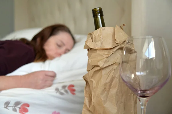 Zmarnowana Pijana Dorosła Kobieta Kobieta Wieku Lat Śpiąca Głęboko Łóżku — Zdjęcie stockowe