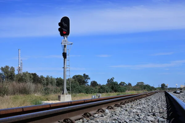 Spoorwegsignaal Een Leeg Spoor Buurt Van Industrieterrein Geen Mensen Kopieerruimte — Stockfoto