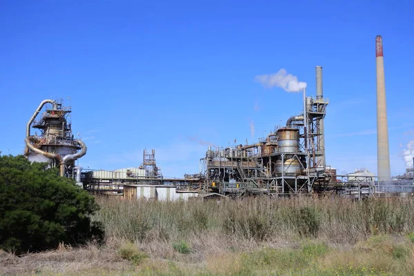 Industrieschornstein Mit Rauch Vor Blauem Himmel Umweltkonzept Keine Menschen Kopierraum — Stockfoto