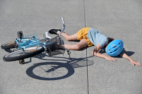 Menina Idade Feminina Caiu Uma Bicicleta Deitada Lado Sua Bicicleta — Fotografia de Stock