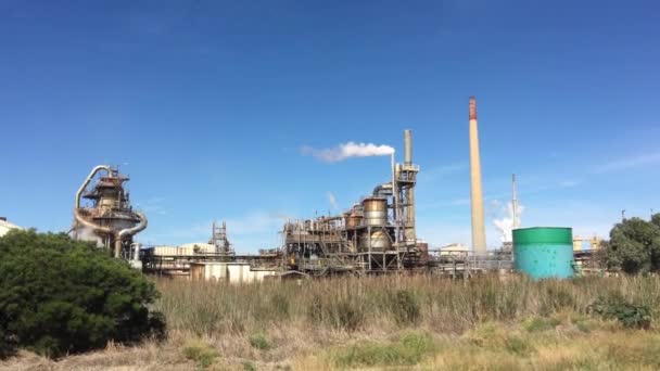 Rockingham Abril 2021 Humo Procedente Chimenea Una Refinería Petróleo Australia — Vídeo de stock