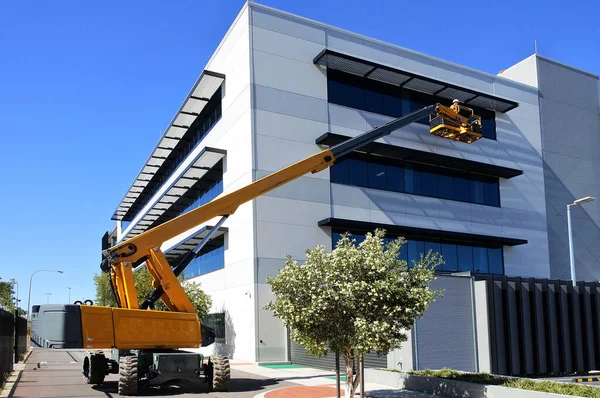 Perth Maio 2021 Trabalhador Usando Elevador Lança Articulado Lado Edifício — Fotografia de Stock